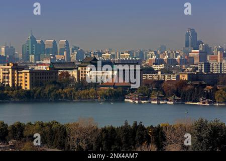 See der Beihai-Park und West Peking, gesehen vom Jingshan Park, Peking, China Stockfoto