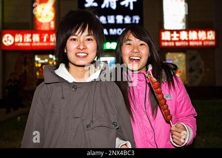 Freunde in Wang Fu Jing Street. Ist einer verkehrsberuhigten Einkaufsstraße, Peking, China Stockfoto