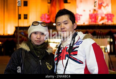 Freunde in Wang Fu Jing Street. Ist einer verkehrsberuhigten Einkaufsstraße, Peking, China Stockfoto