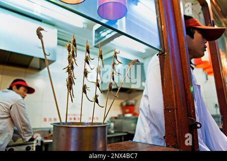 Wangfujing Snack Street, Skorpione und Seepferdchen auf Sticks, Wang Fu Jing Avenue Einkaufsviertel, Peking, China Stockfoto