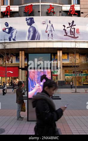 Öffentliche Telefone mit großen Bildschirmen in Wang Fu Jing Street. Ist einer verkehrsberuhigten Einkaufsstraße, Peking, China Stockfoto