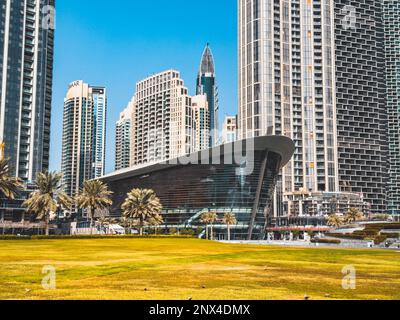 Dubai Opera House in Downtown Dubai, umgeben von Wolkenkratzern und Burj Khalifa, in den Vereinigten Arabischen Emiraten Stockfoto
