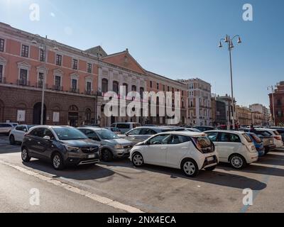 BARI, ITALIEN - 30. OKTOBER 2021: Teatro Comunale Niccolo Piccinni Theater im Zentrum von Bari in Italien Stockfoto