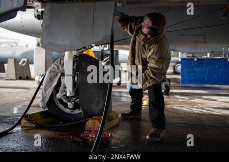 Senior Airman Nick Madson, 18. Equipment Maintenance Squadron Repair and Reclamation Journeyman, entfernt einen Hydraulikschlauch von einem F-15D Eagle am Kadena Air Base, Japan, 25. Januar 2023. Das 18. EMS bietet Wartungsdienstleistungen für Kadena F-15C/D Eagles, KC-135 Stratotankers, HH-60G Pave Hawks und andere Flugzeuge. Stockfoto