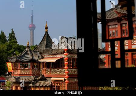 China.Shanghai: Yu Yuan Bazar. Huxinting Teehaus und Oriental Pearl Tower im Hintergrund Stockfoto