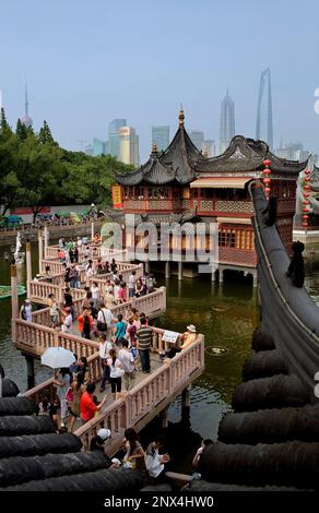 China.Shanghai: Yu Yuan Bazar. Zick-Zack-Brücke und Huxinting Teehaus. Pudong-Skyline im Hintergrund. Stockfoto
