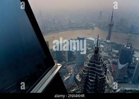 China.Shanghai: Skyline. Jin Mao Tower und Orient Pearl Turmspitze aus Shanghai World Financial Center (SWFC) Stockfoto