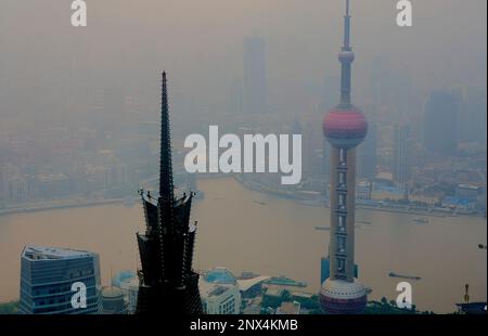 China.Shanghai: Skyline. Spitze der Jin Mao Tower und Orient Pearl tower Stockfoto