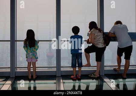 China.Shanghai: Oberseite des Shanghai World Financial Center (SWFC). Im Hintergrund Orient Pearl tower Stockfoto