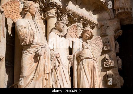 Die Statue des lächelnden Engels auf der Außenseite der Kathedrale Notre Dame in Reims, Frankreich Stockfoto