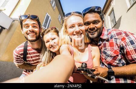 Multiethnische Freunde machen Selfie im Freien - ein fröhliches Freundschaftskonzept mit jungen Schülern, die Spaß miteinander haben - Millenials auf Frieden und Liebe Stockfoto