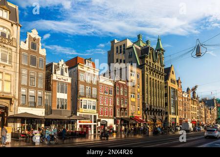 Panorama des typischen Damrak in Amsterdam in Holland in Niederlande Stockfoto