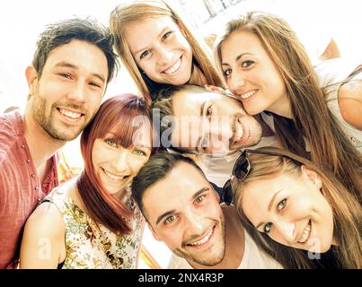 Fröhliche beste Freunde Selfie im Freien mit Hintergrundbeleuchtung im Frühling - Freundschafts- und Glücksgefühl-Konzept, bei dem junge Leute Spaß miteinander haben Stockfoto