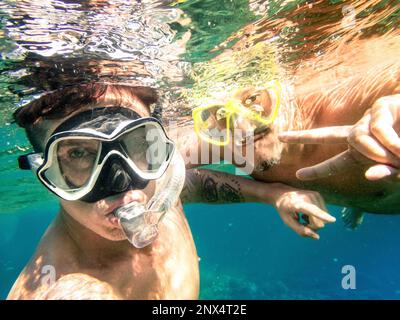 Abenteuerliche beste Freunde unter selfie schnorcheln Unterwasser - Abenteuer Reisen Lifestyle genießen gerne Spaß Moment - Reise zusammen um Philippinen Stockfoto