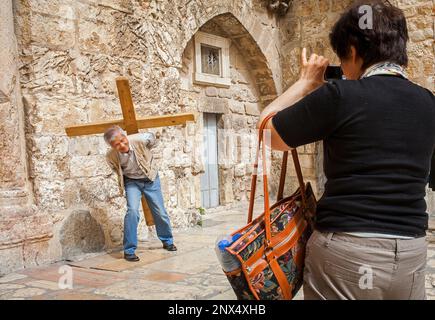 Touristen, Scherz, in der Grabeskirche, die auch die Kirche der Auferstehung, Christian Quarter, Altstadt, Jerusalem, Israel genannt. Stockfoto