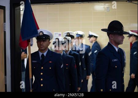 Absolventen des Recruit Company E-203 absolvieren die Grundausbildung in den USA Trainingszentrum der Küstenwache Cape May, N.J., 20. Januar 2023. Als Streitkräfte der Vereinigten Staaten, die führende nationale Agentur für die Durchsetzung der Seeschifffahrt und eine Agentur für die Sicherheit und Regulierung im Seeverkehr, stehen unsere engagierten Küstenwachenmitglieder täglich an der Front und führen globale Operationen durch und schützen unser Heimatland vor sich ständig weiterentwickelnden Bedrohungen. Wir werden eine flexible, anpassungsfähige und effiziente Belegschaft inspirieren, während wir uns bemühen, unseren Wettbewerbsvorteil in einem zunehmend dynamischen Umfeld und einem sich verändernden Arbeitsmarkt zu erhalten. Stockfoto