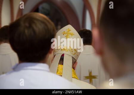 Bischof bei Kirchenzeremonien in der Kirche. Stockfoto