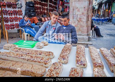 Nougat stall im Marktgebiet der Muristan genannt Suq Aftimos, Altstadt, Jerusalem, Israel. Stockfoto