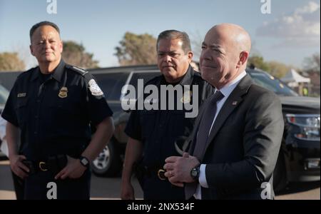 USA Minister für innere Sicherheit, Alejandro N. Mayorkas, besucht die USA Zoll- und Grenzschutzbeamte sowie DHS-Kollegen, da das CBP vor dem Super Bowl LVII in Glendale, Arizona, am 6. Februar 2023 nicht-intrusive Inspektionen auf einem sicheren Grundstück durchführt. CBP Foto von Glenn Fawcett Stockfoto