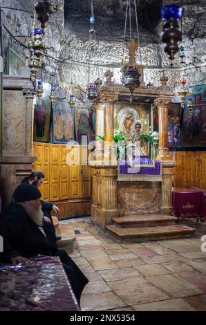 Beten, Grab der Jungfrau Maria, Ölberg, Jerusalem, Israel. Stockfoto