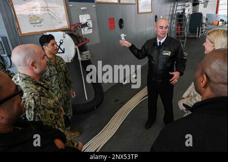 GREAT LAKES, Illinois (26. Januar 2022) Rear ADM. Brendan McLane, Commander, Naval Surface Force Atlantic, erläutert seinem Ehepartner den Vorgang des Auftankens auf See, während er sich an Bord der USS WhiteHat, Surface Warfare Engineering School Command Great Lakes (SWESC GL) befindet. Bei einem Besuch der Naval Station Great Lakes Beitritts-Ausbildungsstätten. Der Besuch umfasste Touren in Einrichtungen und beschäftigte sich mit Seeleuten an den SWESC GL Schulen und Recruit Training Command, einschließlich der Beobachtung der neuesten modernisierten Trainingsmethoden für sachdienliches Lernen Stockfoto