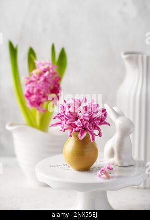 Frühlingsblumen-Arrangement mit rosa Hyazinthen-Blüten in einer kleinen Vase für Ost. Pastellfarben im Vintage-Stil. Selektiver Fokus. Speicherplatz kopieren. Stockfoto
