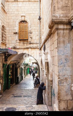 Nonne beten, Station VI, Weg von der Altstadt Kreuz, Via Dolorosa, Jerusalem, Israel. Stockfoto