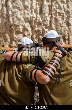 Herren Gebetsorte, Soldaten beten an der Klagemauer, Klagemauer, Jüdisches Viertel, Altstadt, Jerusalem, Israel. Stockfoto