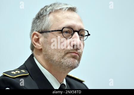 Generalmajor Michel Van Strythem auf einer Sitzung der Verteidigungskommission im bundesparlament am Mittwoch, den 01. März 2023 in Brüssel. Die kommission wird heute die Cyber-Kommandoeinheit erörtern. BELGA FOTO ERIC LALMAND Stockfoto