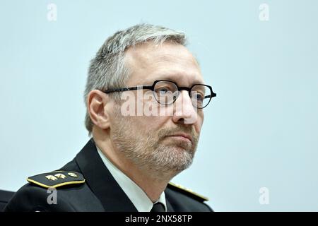 Generalmajor Michel Van Strythem auf einer Sitzung der Verteidigungskommission im bundesparlament am Mittwoch, den 01. März 2023 in Brüssel. Die kommission wird heute die Cyber-Kommandoeinheit erörtern. BELGA FOTO ERIC LALMAND Stockfoto