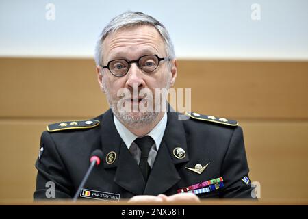 Generalmajor Michel Van Strythem auf einer Sitzung der Verteidigungskommission im bundesparlament am Mittwoch, den 01. März 2023 in Brüssel. Die kommission wird heute die Cyber-Kommandoeinheit erörtern. BELGA FOTO ERIC LALMAND Stockfoto