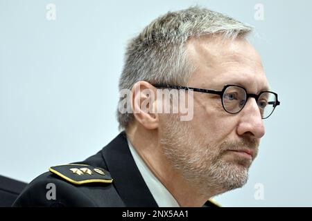 Generalmajor Michel Van Strythem auf einer Sitzung der Verteidigungskommission im bundesparlament am Mittwoch, den 01. März 2023 in Brüssel. Die kommission wird heute die Cyber-Kommandoeinheit erörtern. BELGA FOTO ERIC LALMAND Stockfoto