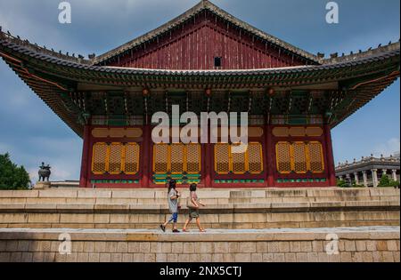 Touristen in Deoksugung Palast, Seoul, Südkorea Stockfoto