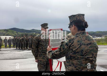 USA Marinekorps Sgt. Maj. Rosalia Scifo, Sergeant Major von 3. Marine Aircraft Wing (MAW), liest Beförderungsbefehl für Lance CPL. Connor Croghan, ein Wasserhilfstechniker bei Marine Wing Support Squadron 372, Marine Air Control Group 38, 3. MAW, in Camp Pendleton, Kalifornien, 30. Januar, 2023. Marines, die verdienstvoll befördert werden, weisen ein hohes Leistungsniveau und eine herausragende Führung auf, die sich erheblich auf die Erfüllung der Mission auswirken. Croghan stammt aus Denham Springs, Louisiana. Stockfoto