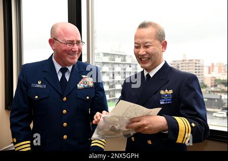 Kapitän Thomas D'Arcy, kommandierender Offizier der Küstenwache Cutter Kimball (WMSL 756), tauscht nach einem Treffen mit Sakamaki Kenta, dem 10. Regionalen Befehlshaber der japanischen Küstenwache, Geschenke aus, um über die USA zu sprechen Partnerschaften zwischen Küstenwache und japanischer Küstenwache während eines Treffens in Kagoshima, Japan, 14. Februar 2023. Kimballs Besatzung ist in Kagoshima, um gemeinsame Schulungen und einen professionellen Austausch mit Mitgliedern der japanischen Küstenwache durchzuführen, die auf eine 2022 unterzeichnete Kooperationsvereinbarung zwischen den beiden Seeverkehrsdiensten, die die Operation SAPPHIRE, eine dauerhafte Operation zur Stärkung der Beziehungen, gründeten, ausdehnten Stockfoto