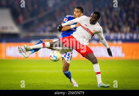 Gelsenkirchen, Deutschland. 25. Februar 2023. Moritz JENZ (S04), Silas Katompa Mvumpa (VfB) Schalke 04 - VfB Stuttgart Bundesliga 25.02.2023 Copyright (nu Stockfoto