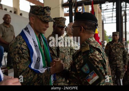 DILI, TIMOR-LESTE (10. FEBRUAR 2023) – USA Oberstleutnant Jared Reddinger, Left, kommandierender Offizier des Bataillon-Landingteams 2/4, 13. Marine-Expeditionstruppe, schüttelt sich bei der Eröffnungszeremonie der Kooperation über Wasser Bereitschaft und Ausbildung/Marine-Übung Timor-Leste, Februar 10 die Hand von Captain Higino das Neves, Naval Component Commander, Timor-Leste Defence Force. CARAT/MAREX Timor-Leste ist eine bilaterale Übung zwischen Timor-Leste und den Vereinigten Staaten, die darauf abzielt, die regionale Sicherheitszusammenarbeit zu fördern, maritime Partnerschaften aufrechtzuerhalten und zu stärken und die maritime Interoperabilität zu verbessern Stockfoto