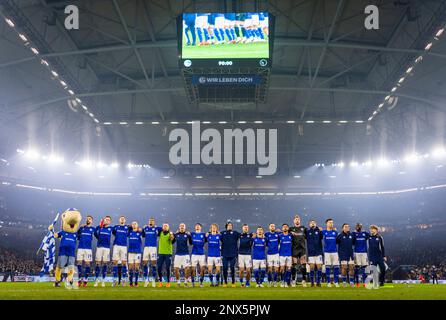 Gelsenkirchen, Deutschland. 25. Februar 2023. Schalker Schlussjubel Schalke 04 - VfB Stuttgart Bundesliga 25.02.2023 Copyright (nur für journalistische ZW Stockfoto