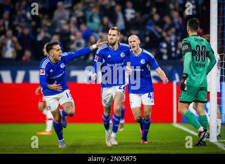 Gelsenkirchen, Deutschland. 25. Februar 2023. Torjubel: Rodrigo Zalazar (S04), Dominick Drexler (S04), Henning Matriciani (S04) Schalke 04 - VfB Stuttgart Stockfoto