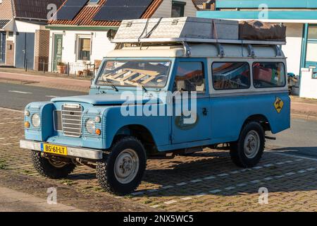 Wijk aan Zee, Niederlande, 28.02.2023, klassisches Geländefahrzeug Land Rover 109 Pickup, Serie III ab 1981 in blauer Farbe Stockfoto