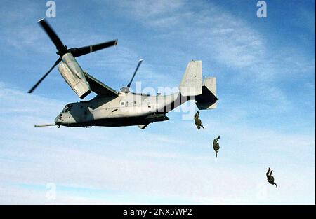 BELL BOEING MV-22 OSPREY US Marine Corps Fallschirmspringer im freien Fall aus 10.000 Fuß dur9ing eine Trainingsübung Januar 2000. Foto: US Navy Stockfoto