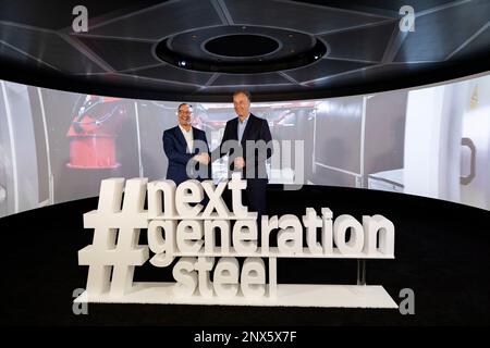 Duisburg, Deutschland. 01. März 2023. Bernhard Osburg (l), CEO Thyssen Krupp Steel Europe AG, und Burkhard Dahmen, CEO der SMS Group, schließen sich den #nextgenerationsteel-Schriftzügen an. Thyssen Krupp Steel vergibt einen Milliarden-Euro-Vertrag an die SMS-Gruppe für Deutschlands größte direkte Reduktionsanlage. Durch den Einsatz von Wasserstoff anstelle von Kohle dürften jährlich mehr als 3,5 Millionen Tonnen CO2 eingespart werden. Kredit: Christoph Reichwein/dpa/Alamy Live News Stockfoto