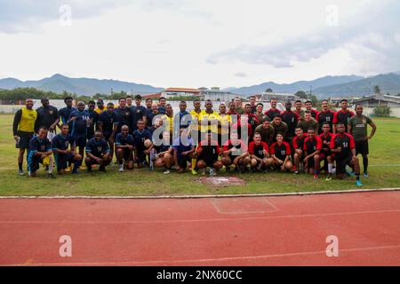 DILI, Timor-Leste (10. Februar 2023), Matrosen und Marines, dem Amphibien-Transportschiff USS John P. Murtha (LPD 26) zugeteilt; Posieren Sie für ein Foto nach einem Fußballspiel mit Mitgliedern der Timor-Leste Defense Force (F-FDTL) während der Eröffnungszeremonie von Cooperation afloat Readiness and Training (CARAT)/Marine Exercise (MAREX) 2023 in Dili, 10. Februar 2023. CARAT/MAREX Timor-Leste ist eine bilaterale Übung zwischen Timor-Leste und den Vereinigten Staaten, die darauf abzielt, die regionale Sicherheitszusammenarbeit zu fördern, maritime Partnerschaften aufrechtzuerhalten und zu stärken und die maritime Interoperabilität zu verbessern. In den 28. Jahren Stockfoto