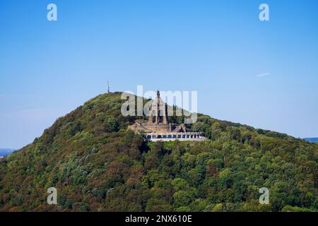 Blick auf die Landschaft und die Weser von der Porta-Kanzel in Porta Westfalica. Grüne Natur mit einem Fluss, Feldern, Hügeln und dem Kaiser-Wilhelm-Monumen Stockfoto