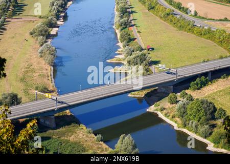 Blick auf die Landschaft und die Weser von der Porta-Kanzel in Porta Westfalica. Grüne Natur mit einem Fluss, Feldern und Hügeln. Stockfoto