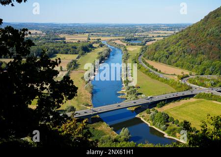 Blick auf die Landschaft und die Weser von der Porta-Kanzel in Porta Westfalica. Grüne Natur mit einem Fluss, Feldern und Hügeln. Stockfoto