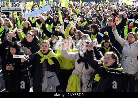 Gelsenkirchen, Deutschland. 01. März 2023. Auffallende Jugendliche stehen mit ihren Plakaten und Ratschen auf dem Heinrich-König-Platz. In dem Tarifverhandlungskonflikt im öffentlichen Sektor fordert die Gewerkschaft Verdi einen landesweiten Warnstreiktag für Praktikanten und Doppelstudenten. Kredit: Federico Gambarini/dpa/Alamy Live News Stockfoto