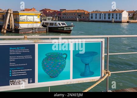 Museo del Vetro Murano Glasmuseum Banner von Faro Wasserbus Vaporetto Station in Murano, Venedig, Italien im Februar Stockfoto