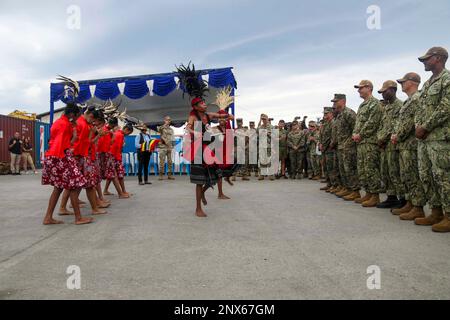 DILI, Timor-Leste (10. Februar 2023) Seeleute des Amphibienschiffs USS John P. Murtha (LPD 26) werden mit einem traditionellen Tanz von Vertretern Timor-Lestes for Cooperation afloat Readiness and Training (KARAT)/Marine Exercise (MAREX) 2023 in Dili, 10. Februar 2023 begrüßt. CARAT/MAREX Timor-Leste ist eine bilaterale Übung zwischen Timor-Leste und den Vereinigten Staaten, die darauf abzielt, die regionale Sicherheitszusammenarbeit zu fördern, maritime Partnerschaften aufrechtzuerhalten und zu stärken und die maritime Interoperabilität zu verbessern. Im 28. Jahr besteht die KARAT-Serie aus multinationalen Übungen, die dazu entwickelt wurden Stockfoto