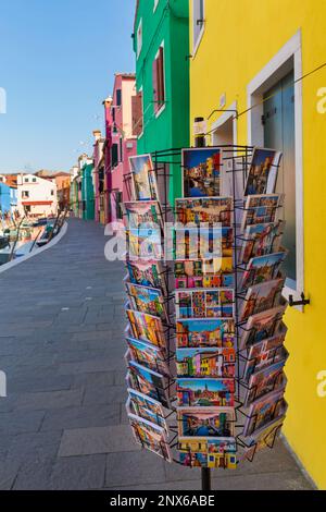 Postkarten im Regal mit bunten Häusern in Burano, Venedig, Italien im Februar Stockfoto